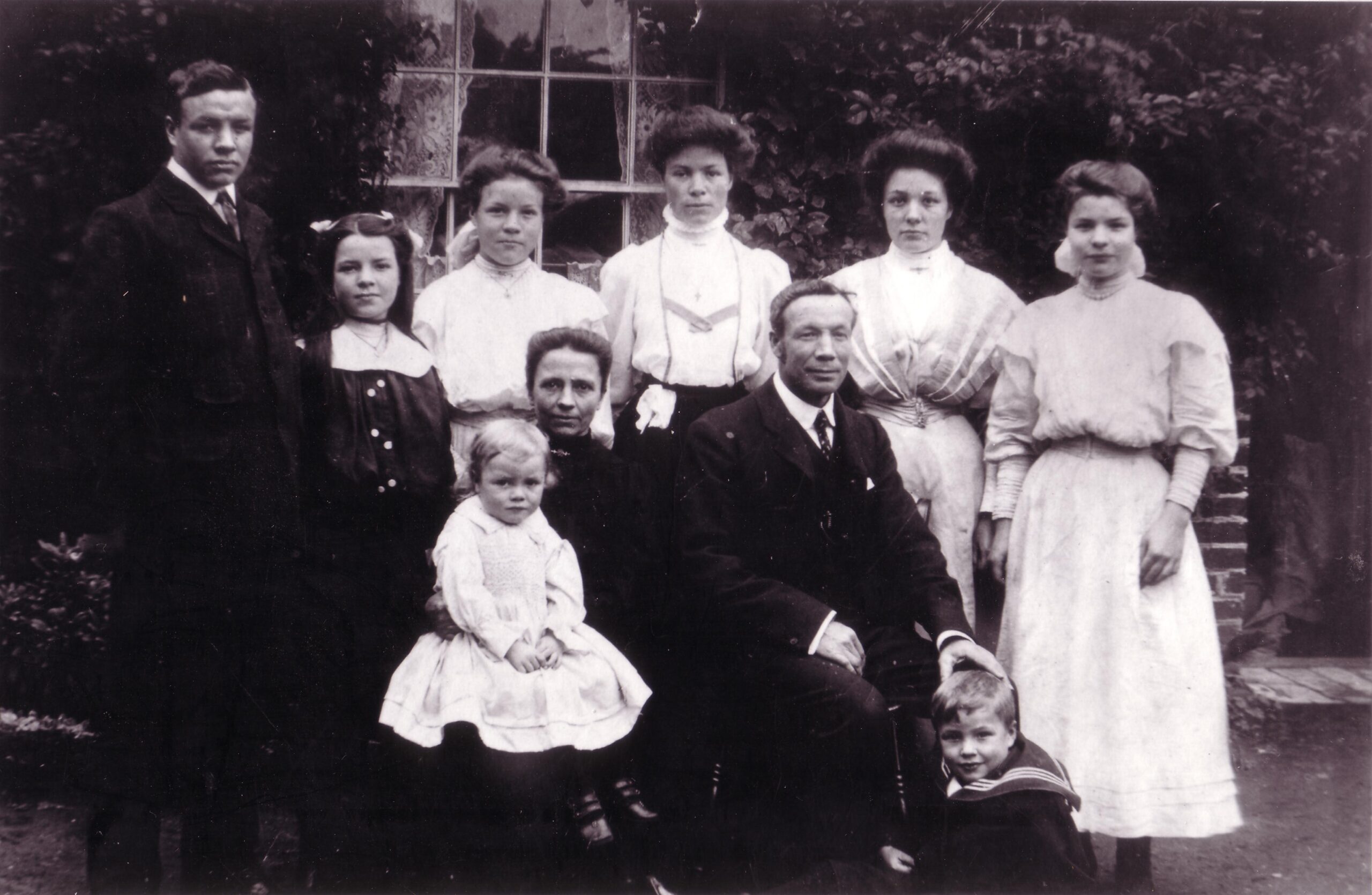 The Hicks Family - Taken at Ackworth House, circa  1908<br>Back Row - Stanley, Fontina,Floss, Emily, Sarah Ann, Annie.
Front Row - Winifred, Phoebe, Frederick,  Raymond.
<br />Photograph courtesy of Graham Stocker